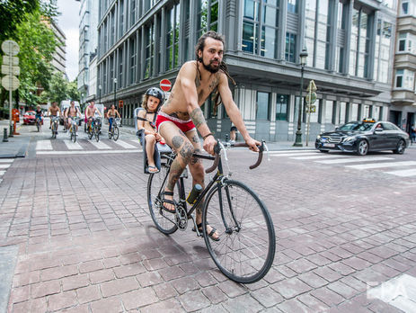 В Брюсселе около 300 обнаженных велосипедистов вышли на акцию в защиту окружающей среды