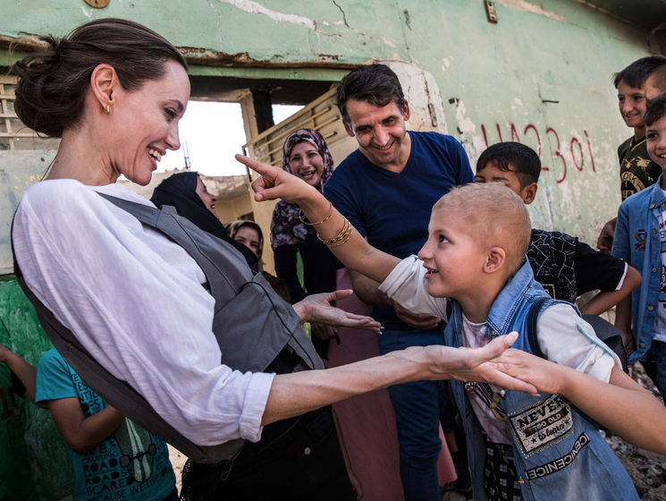 Джоли посетила иракский Мосул, который три года удерживали боевики ИГИЛ