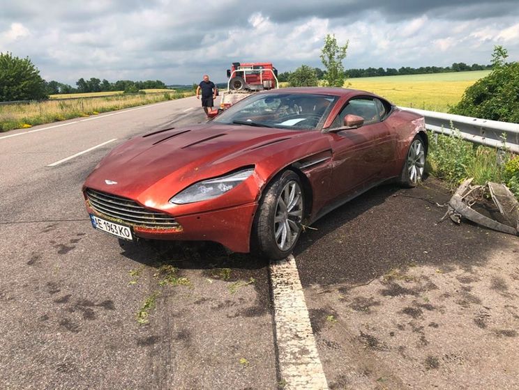Крымчанин бросил свой Aston Martin на трассе Харьков &ndash; Днепр после ДТП, так как спешил в аэропорт