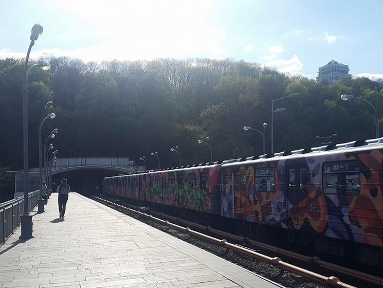 "Люди скоро начнут терять сознание". Пассажиры киевского метро пожаловались на перебои в движении поездов