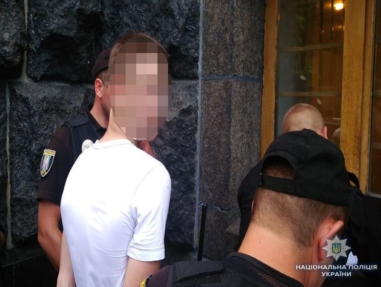 Задержанный в правительственном квартале с автоматом Калашникова оказался 15-летним подростком &ndash; СМИ