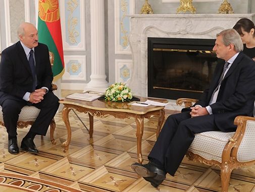 Лукашенко заявил еврокомиссару Хану, что готов на политреформу ради экономического сотрудничества с ЕС