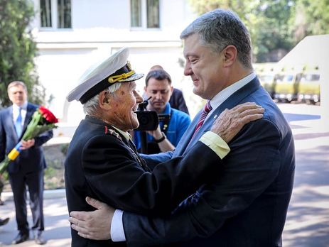 Порошенко наградил 100-летнего ветерана Второй мировой войны Залужного орденом 