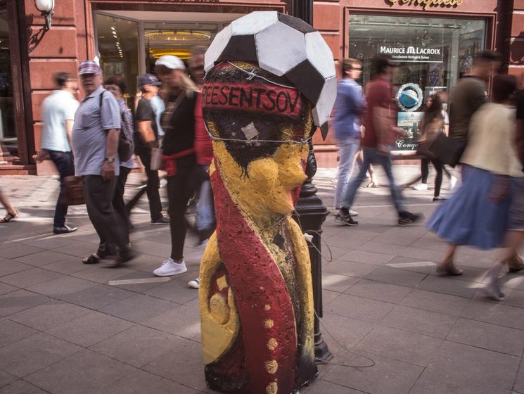 ﻿У центрі Москви на підтримку Сенцова встановили "кубок" чемпіонату світу з колючим дротом