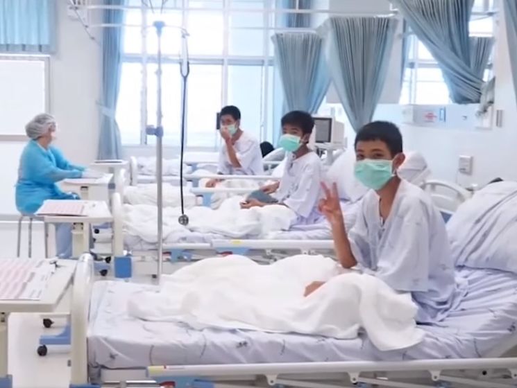 ﻿Урятовані із печери у Таїланді діти перебувають у лікарні. Відео