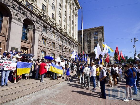 В Киевсовете произошла стычка охраны с противниками повышения цены проезда на общественном транспорте