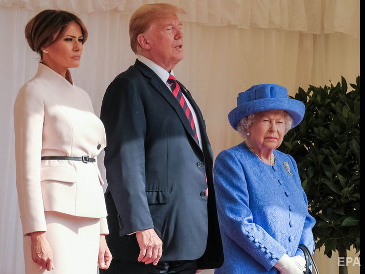 "Тот самый момент, когда вы забыли, где оставили королеву Англии". Трамп опоздал на встречу с Елизаветой II