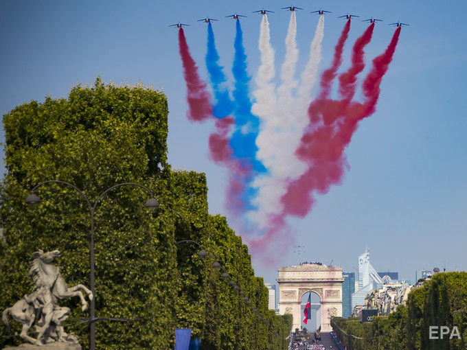 ﻿Під час святкування Дня узяття Бастилії у Парижі зіткнулися мотоциклісти, а пілотажна група переплутала кольори французького прапора. Відео