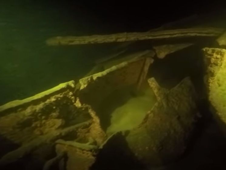 ﻿Запорізький дайвер показав затонулі під час Другої світової війни судна на дні Дніпра. Відео