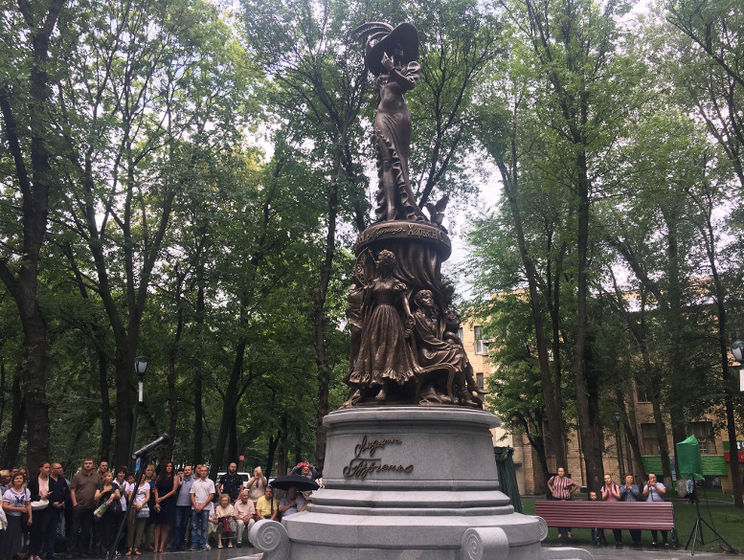 В Харькове в честь Гурченко открыли "скулпьтурную" композицию