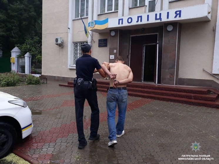 В Николаеве мужчина бросался с ножом на прохожих, во время задержания сымитировал приступ – полиция