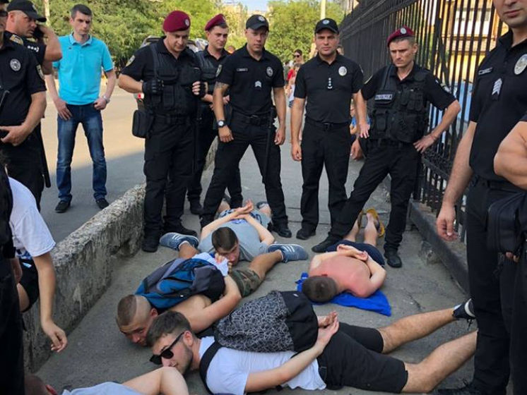 В Одессе полиция накануне матча "Шахтера" с "Динамо" задержала две группы футбольных фанатов