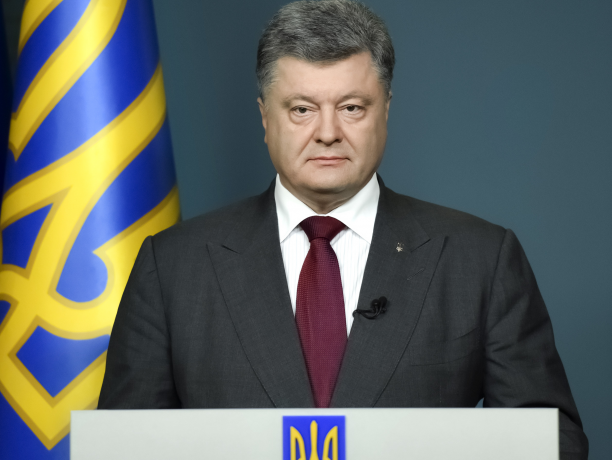 Порошенко: Украинский сине-желтый флаг будет развеваться во всех городах и селах Донецкой и Луганской областей
