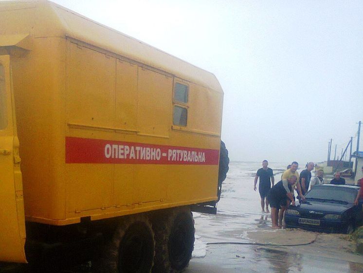 Ливень размыл Обиточную косу на Азовском море, оттуда эвакуировали 36 автомобилей