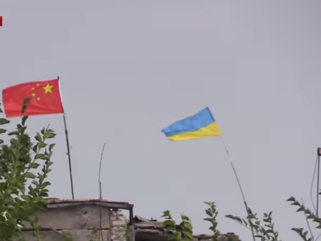Под Авдеевкой украинские военные подняли на позициях китайский флаг. Видео
