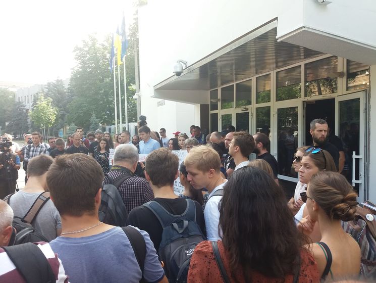 Под зданием МВД в Киеве проходит акция "Наказать зло" с требованием расследовать все резонансные преступления