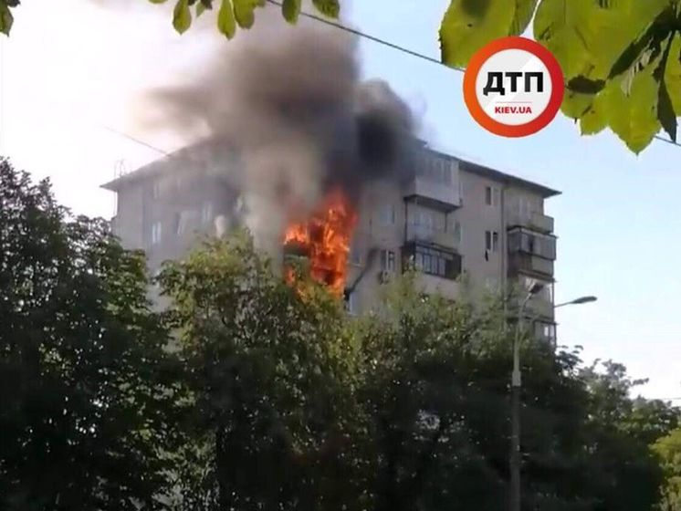 В Киеве на Нивках горел многоквартирный дом. Видео 