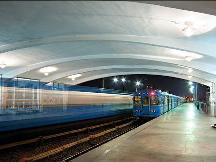 В метро Киева ограничено движение поездов из-за технического сбоя