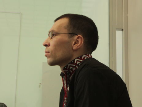 ﻿Суд продовжив домашній арешт підозрюваному в держзраді блогеру Муравицькому, після засідання його облили зеленкою