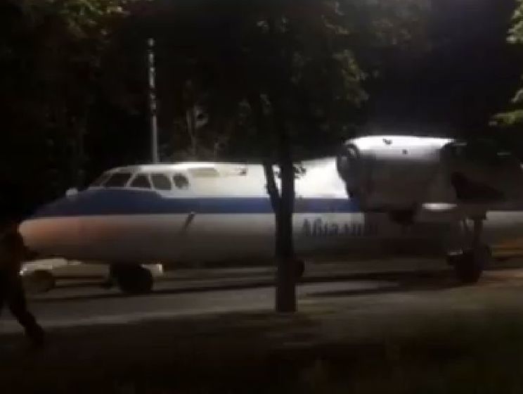 По улицам Киева провезли самолет. Видео