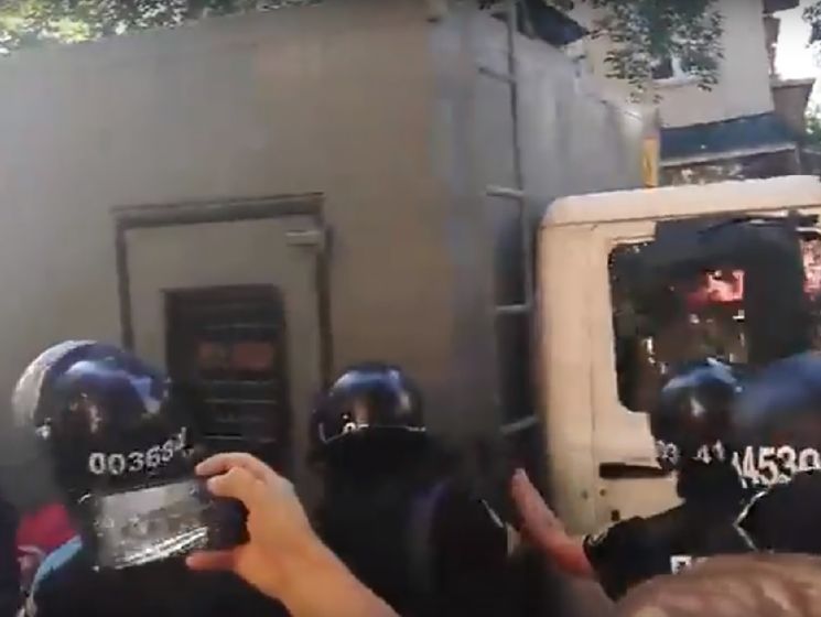 Из Лукьяновского СИЗО вывезли экс-бойцов "Торнадо", несмотря на блокирование автозаков. Видео
