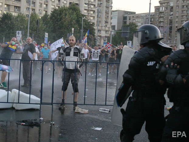 ﻿У Бухаресті проходить масова антиурядова маніфестація, поліція застосувала сльозогінний газ. Трансляція