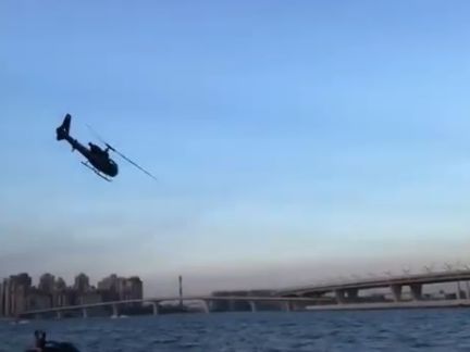 В Петербурге прокуратура начала проверку в связи с пролетом частного вертолета под мостом