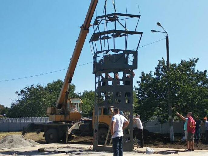 Под Одессой устанавливают памятник защитникам Украины в виде диспетчерской башни донецкого аэропорта