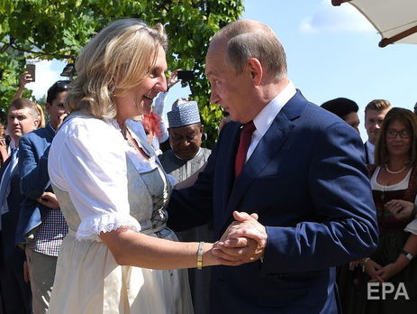 ﻿Путін із козачим хором відвідав весілля глави МЗС Австрії і потанцював із нею. Фоторепортаж