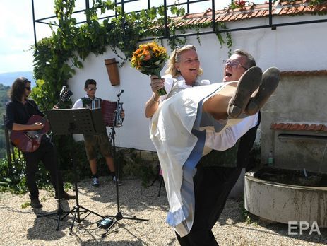 Путин подарил главе МИД Австрии на свадьбу картину с сельскими мотивами, старинную масловыжималку и тульский самовар