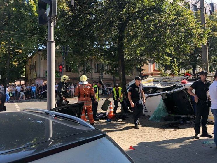 В Сумах Toyota Prius патрульной полиции отбросило на тротуар, в ДТП пострадали шесть человек