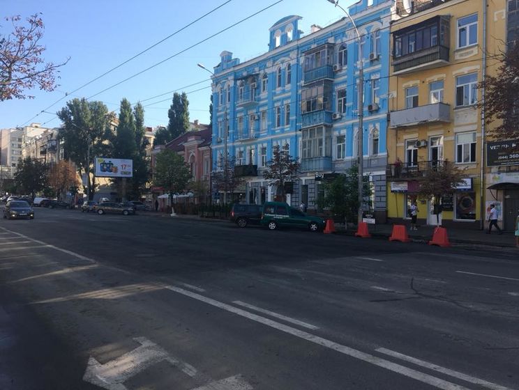 Подтопление в Киеве. В КГГА заявили, что виновные в повреждении асфальта на улице Антоновича должны возместить убытки