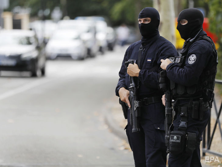 ﻿У передмісті Парижа чоловік напав із ножем на людей. Відповідальність за атаку взяла на себе "Ісламська держава"