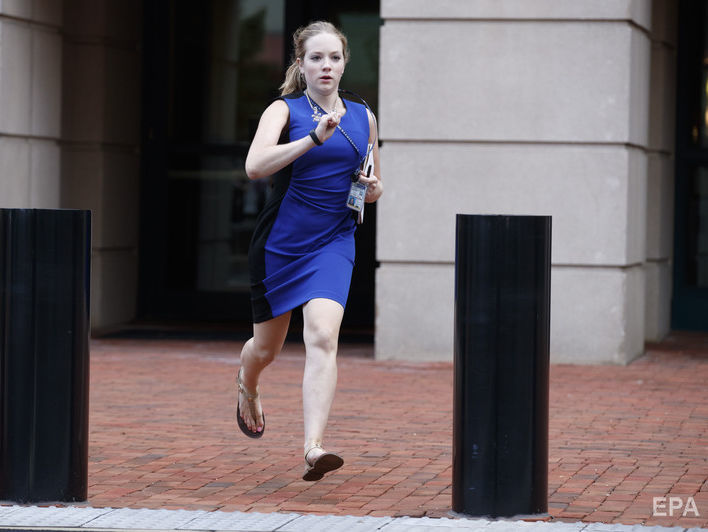 Американская журналистка попала на обложку газеты, выбежав из суда над Манафортом