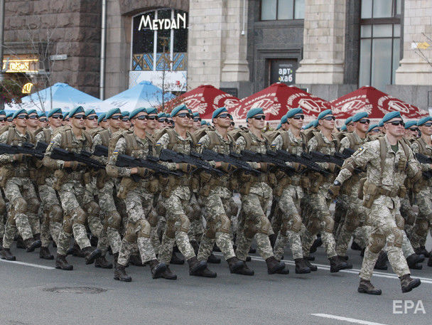 ﻿На параді до Дня Незалежності в Києві вперше прозвучало військове вітання "Слава Україні!". Відео
