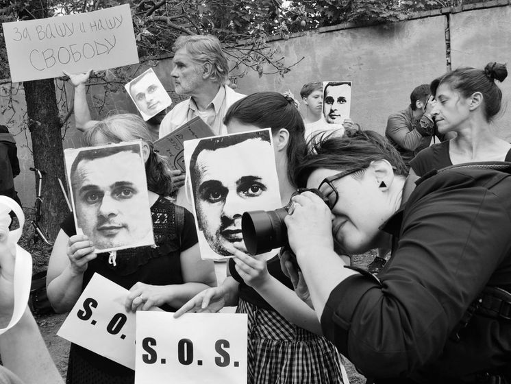 В Праге под посольством РФ прошла акция "Тихий протест" в поддержку Сенцова