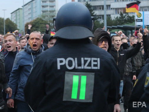 ﻿У Німеччині на мітингах через мігрантів сталися сутички, поліція затримала 300 осіб