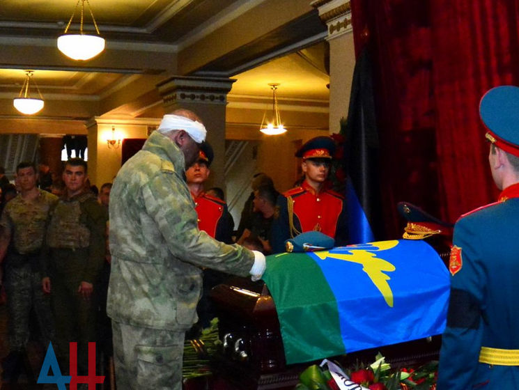 ﻿Поранений унаслідок вибуху в Донецьку "віце-прем'єр ДНР" Тимофєєв прийшов на церемонію прощання із Захарченком
