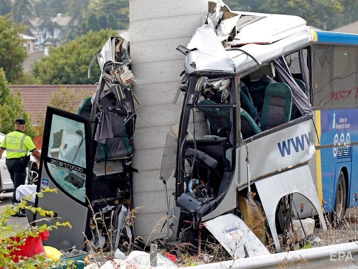 В Испании автобус врезался в опору моста, пятеро погибших