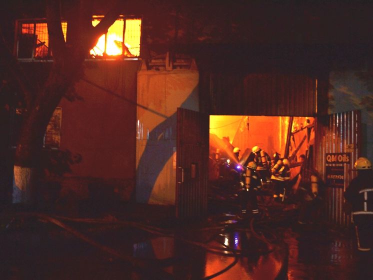 В Одессе произошел пожар на СТО, пострадали четверо пожарных