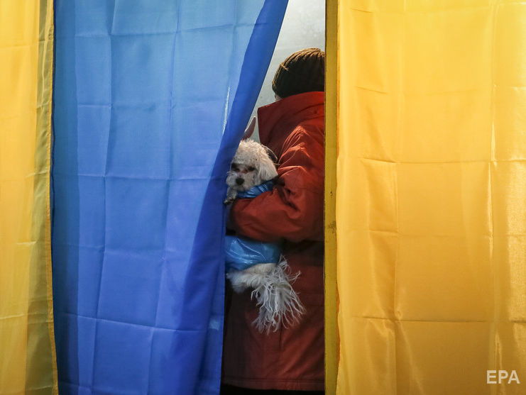 ﻿У парламентських і президентських виборах в Україні збирається брати участь приблизно 70% українців – опитування