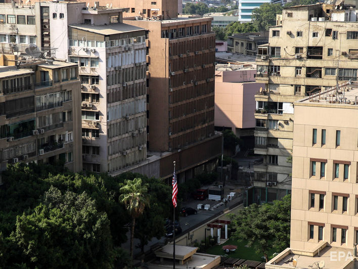 В Каире неизвестный бросил взрывное устройство в сторону здания посольства США