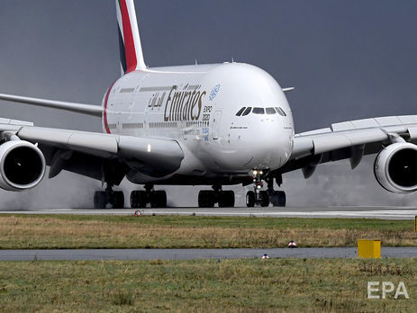 Около 100 пассажиров авиарейса из Дубая в Нью-Йорк почувствовали себя плохо, самолет после посадки отправили на карантин