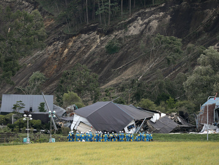 В Японии жертвами мощного землетрясения стали 16 человек. Видео