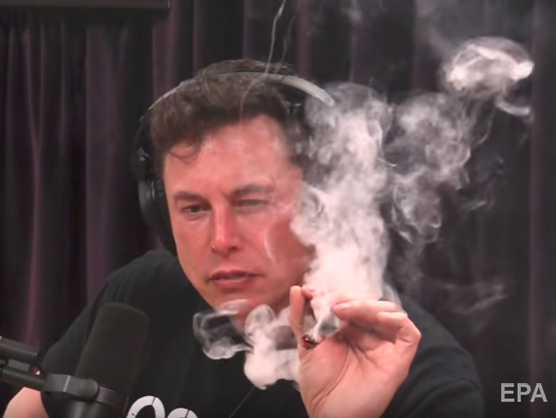 ﻿Маск покурив марихуану у прямому ефірі. Після цього акції Tesla впали на 6%