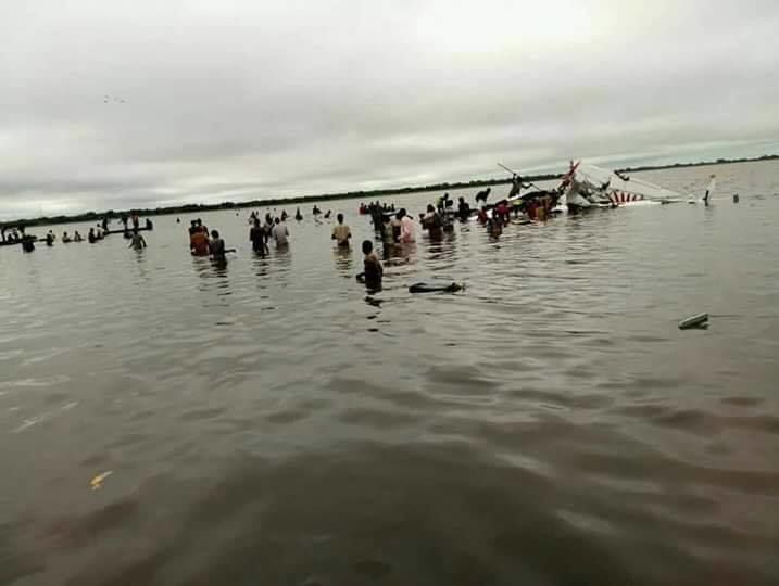 В Южном Судане самолет упал в озеро, погиб 21 человек