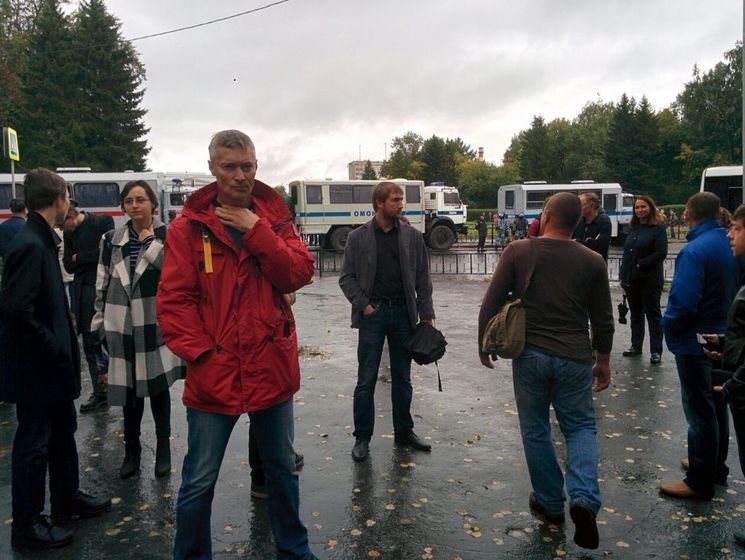 В Екатеринбурге экс-мэр Ройзман вместе с задержанными уехал на автозаке