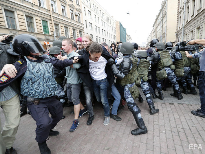 ﻿"Б'ють усіх підряд". У Москві почалися зіткнення поліції із противниками пенсійної реформи. Відео