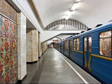 В киевском метро мужчина бросился под поезд, его госпитализировали