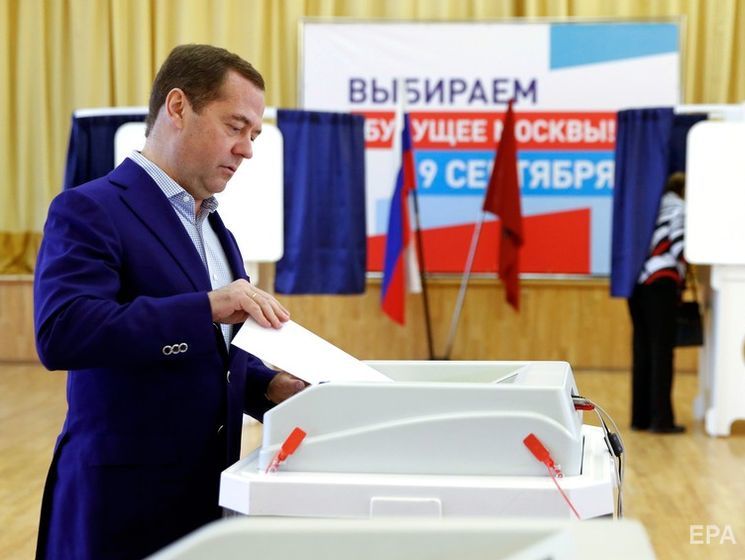 Пропутинская партия "Единая Россия" проиграла коммунистам выборы в заксобрания трех регионов РФ